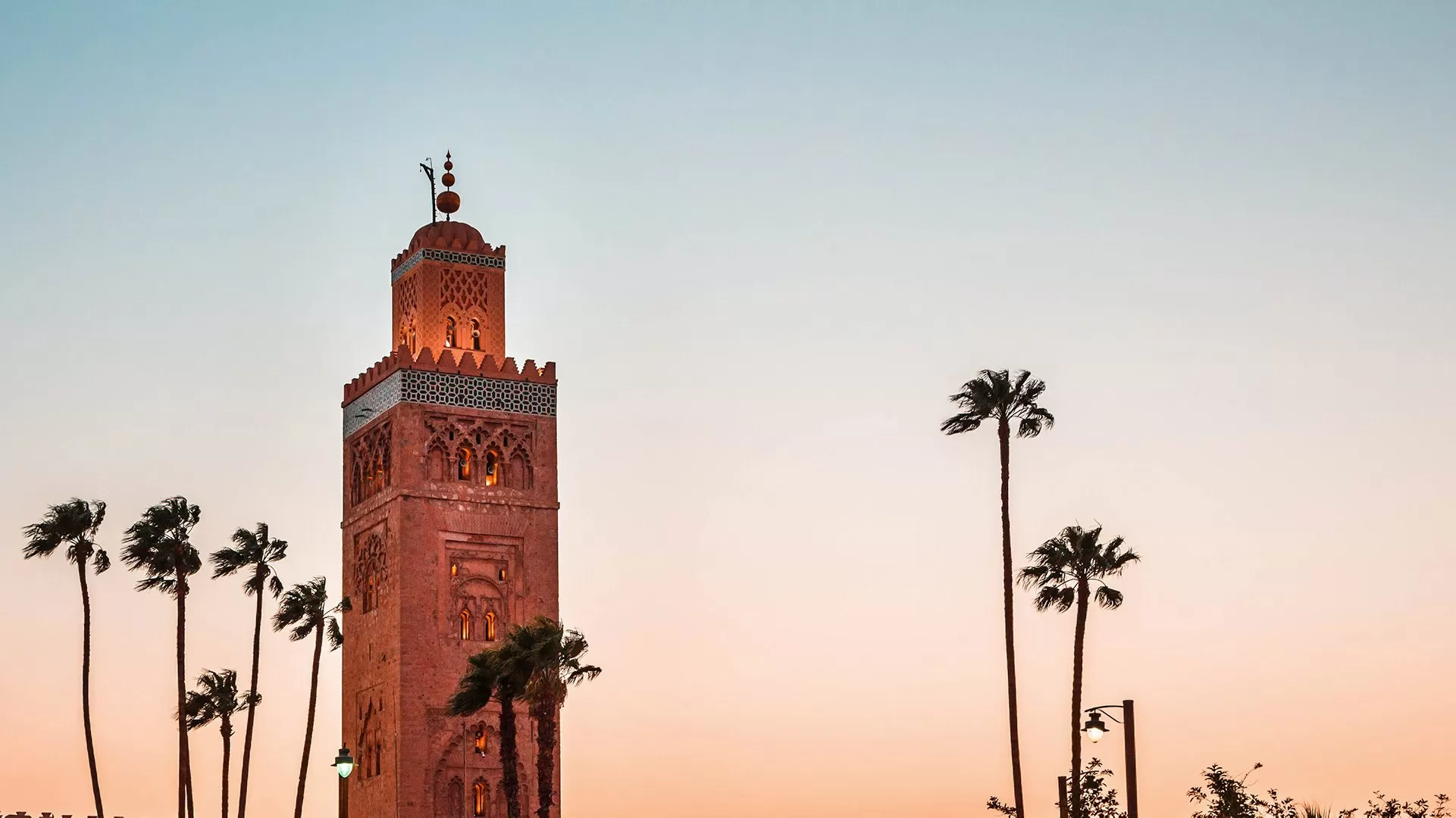 Minarete de la Koutoubia entre palmeras en Marrakech