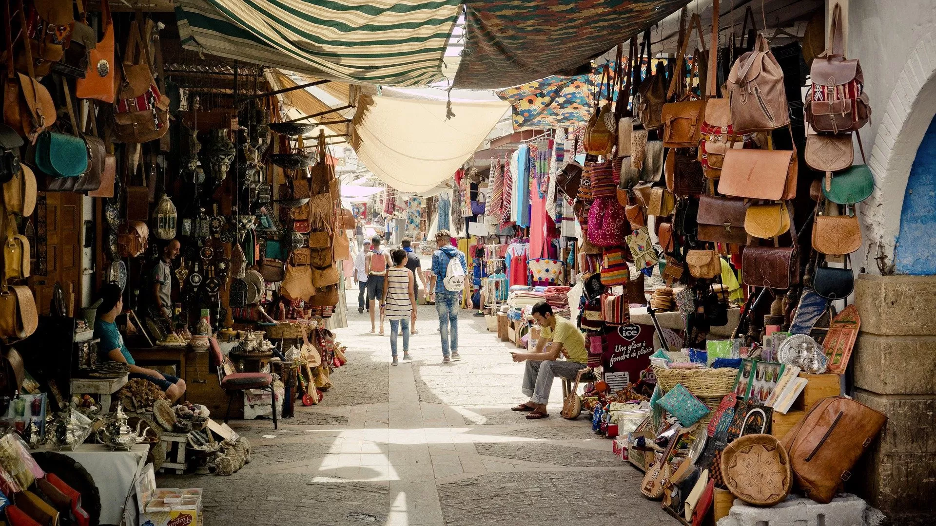 Puestos de artesanía en el zoco de Marrakech