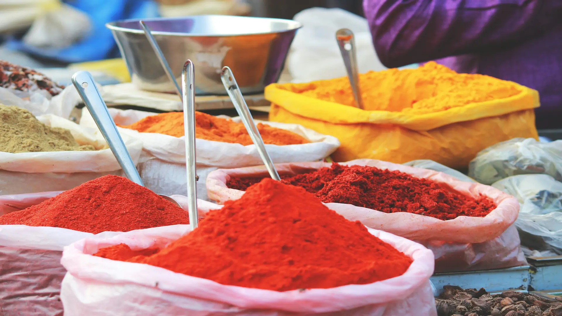 Especias de colores en un zoco de Marruecos