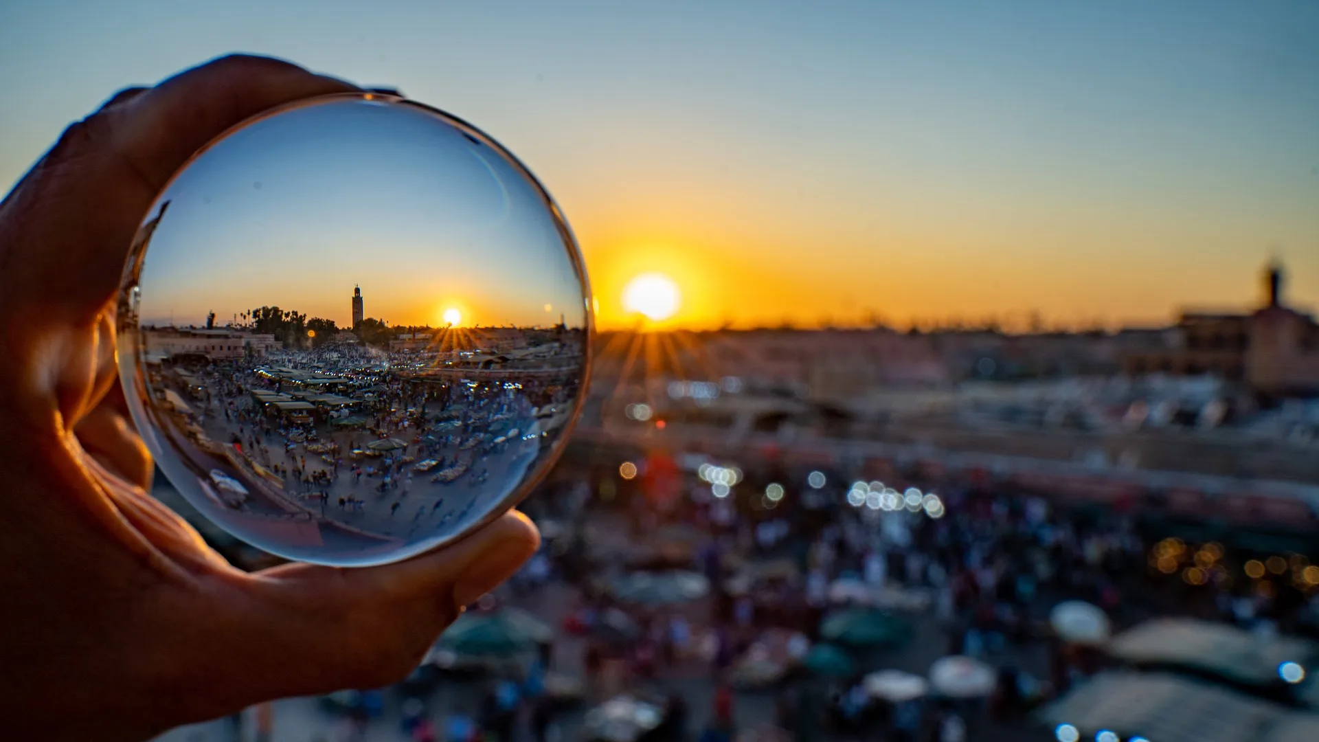 Atardecer en la plaza Jemaa el-Fna de Marrakech