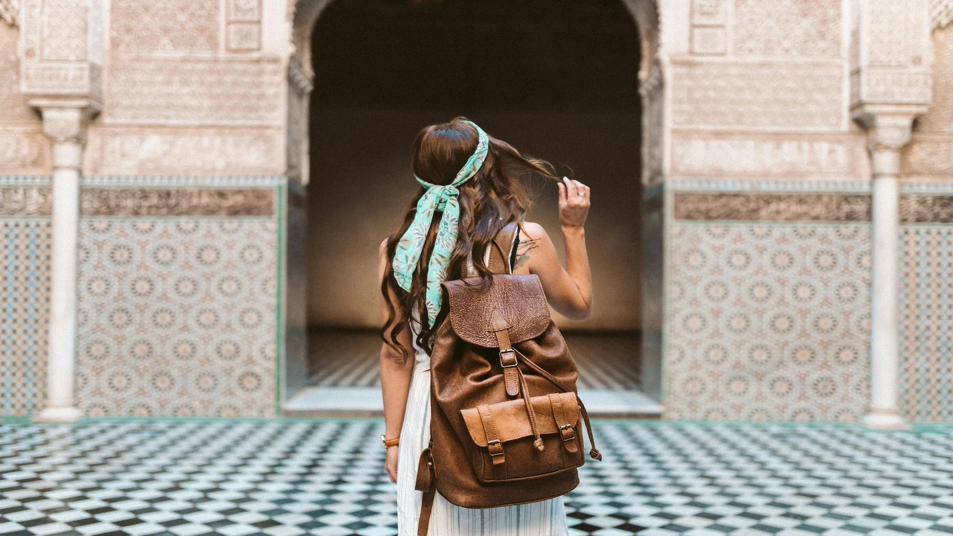Viajera en un palacio tradicional de Marruecos